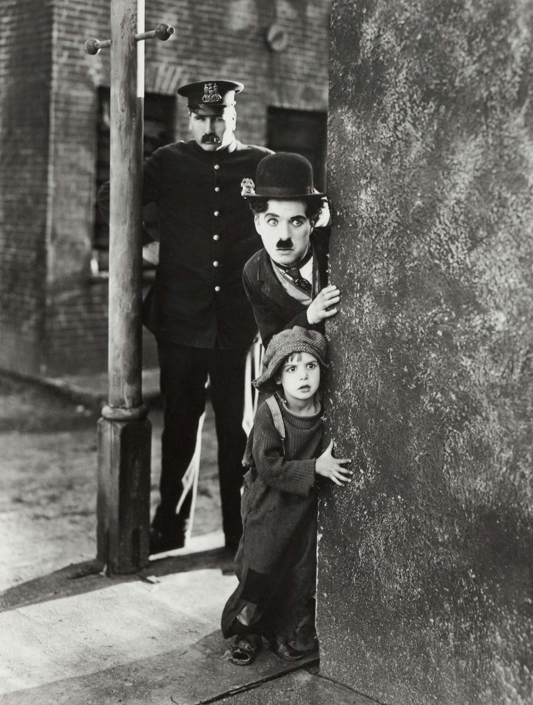 《寻子遇仙记》，拍摄于1921年，讲述了一名穷苦的女人将孩子遗弃，被一个流浪汉拾回，抚养成人，后来孩子找到亲生母亲的故事，卓别林饰演的是流浪汉夏尔洛