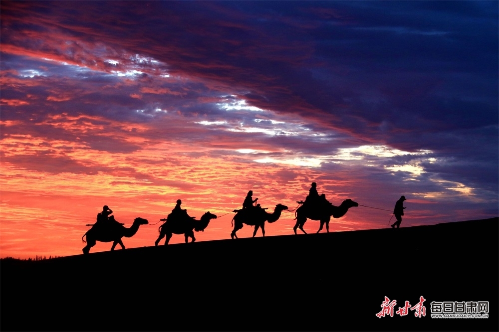 大漠驼铃醉秋风 雨后敦煌鸣沙山美出天际