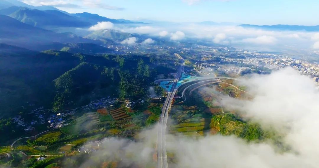 临双高速公路起点至博尚立交段建成通车 ——凤凰网房产昆明