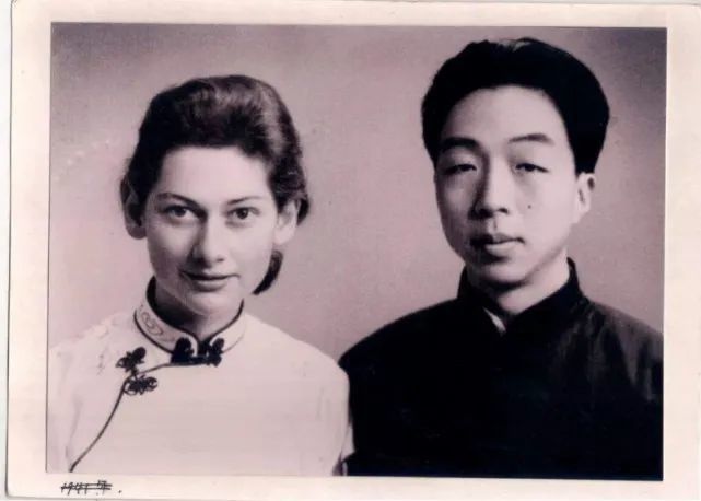 杨宪益戴乃迭伉俪1940年代的新婚照片