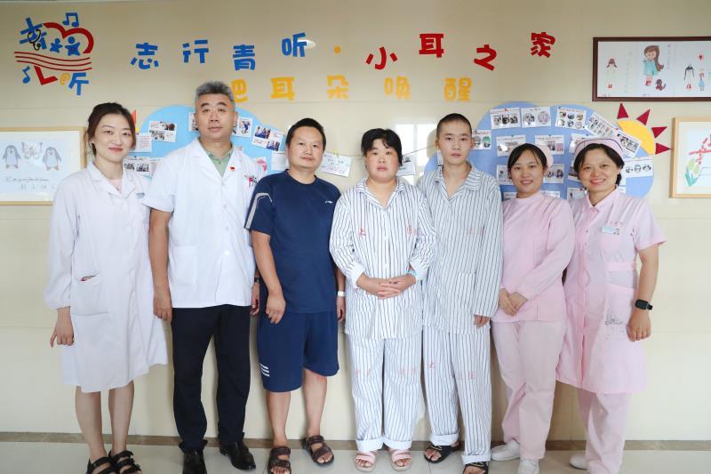 图为：出院前，一家人与中大医院烧伤整形科医护团队合影留念。王倩/摄