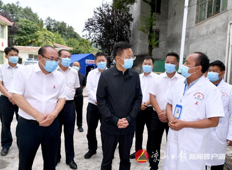 8月6日,凉山州委书记段毅君来到普格县螺髻山镇卫生院,调研基层卫生院