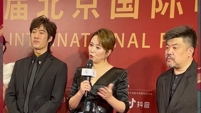 马丽亮相第十二届北京国际电影节红毯 谈等角色像等“缘分”