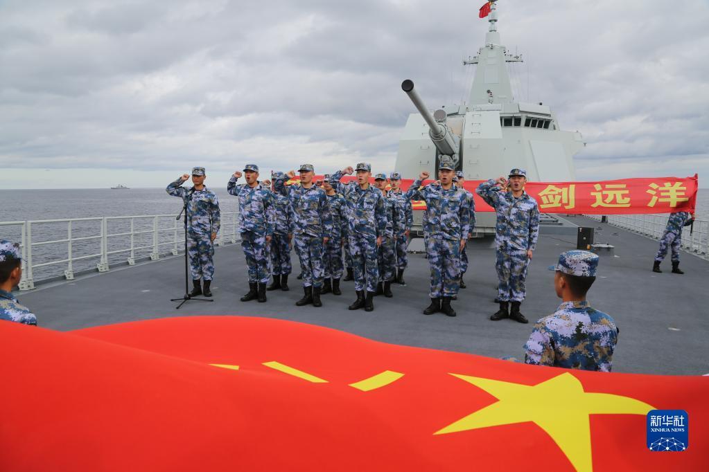 南昌舰为首次穿越岛链的官兵举行“英雄筑梦·砺剑远洋”大洋成人礼（2021年10月19日摄）。新华社发（韩成 摄）