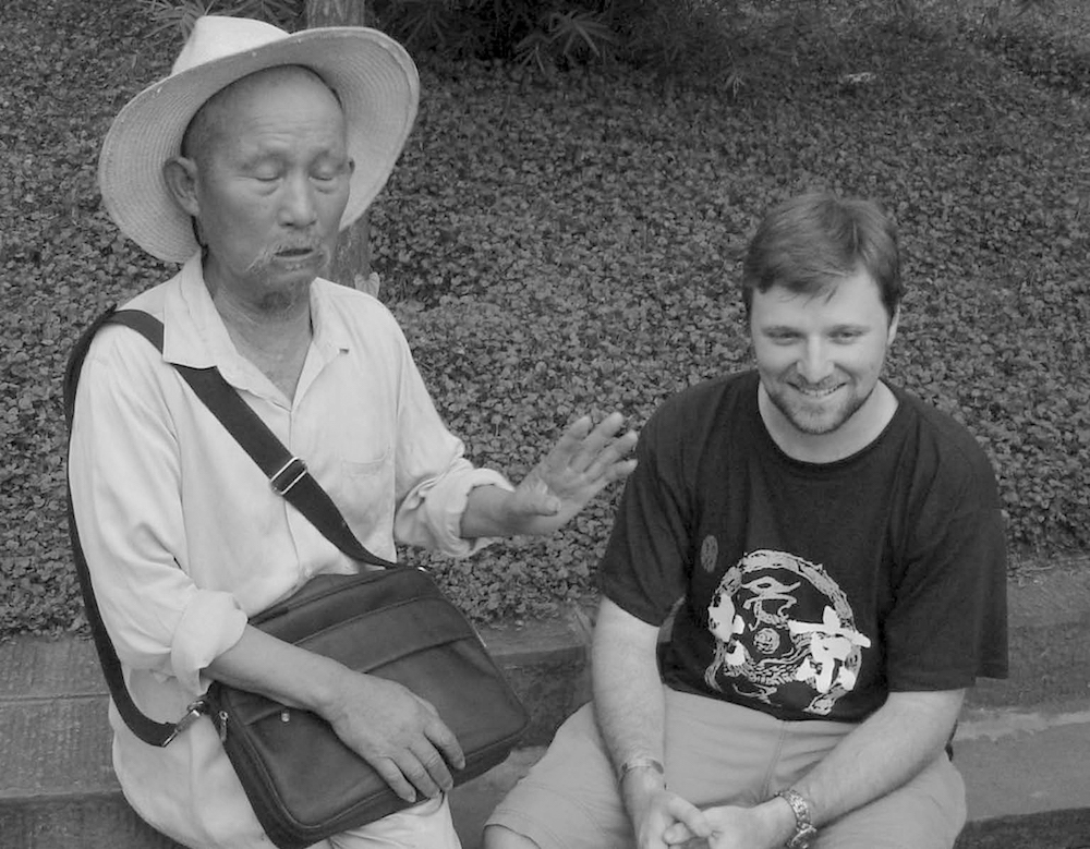 府南河北一位上了年纪的算命先生正在给一个美国小伙子算命。王笛摄于2004年夏。