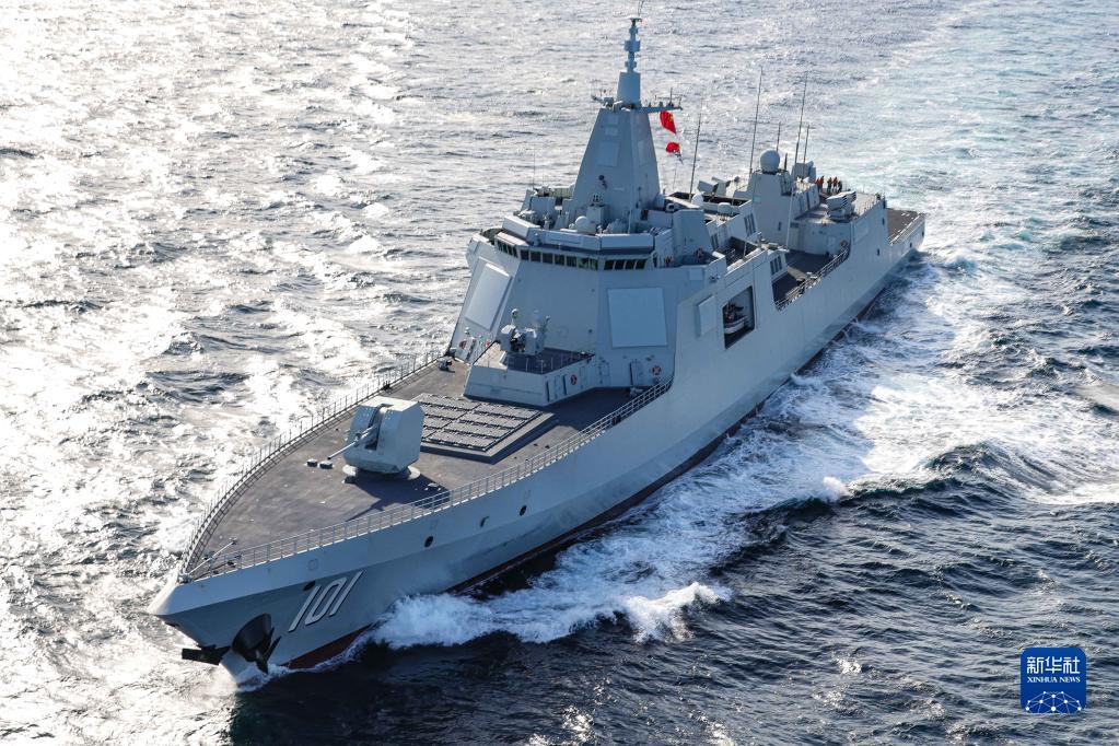 南昌舰作为中国海军参演舰艇编队指挥舰参加中俄“海上联合-2021”军事演习。这是南昌舰在航行（2021年10月15日摄）。新华社发（王游 摄）