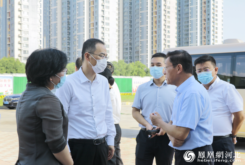 凤凰卫视董事局主席兼行政总裁徐威一行与石家庄市委常委、宣传部部长、统战部部长郭建亭在石家庄市进行参观交流