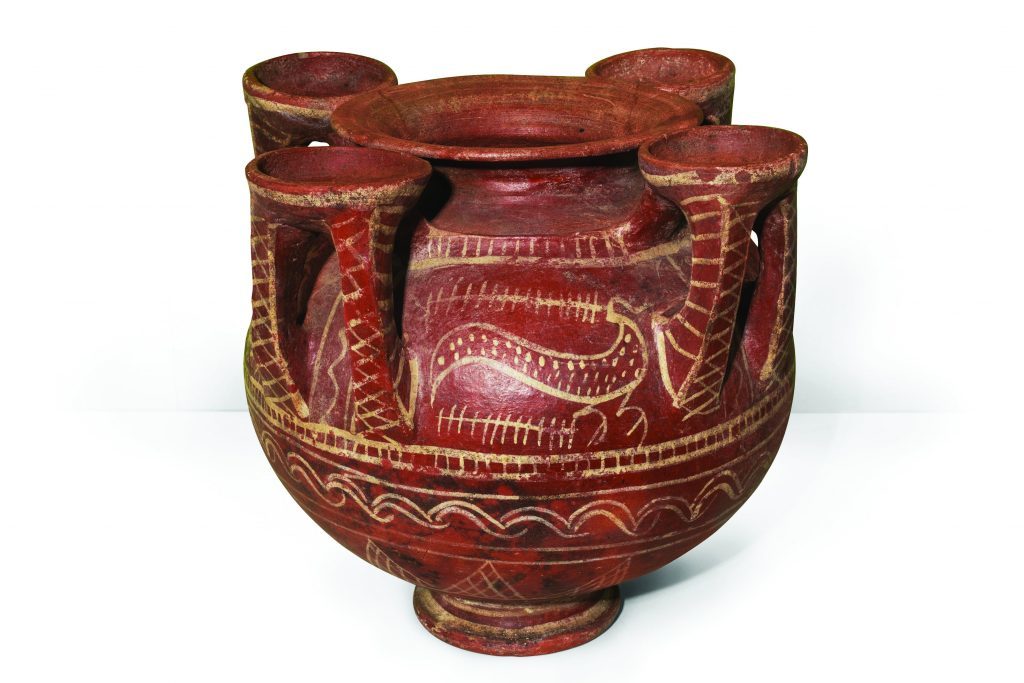 带有四个把手的礼器。 获救艺术博物馆展品