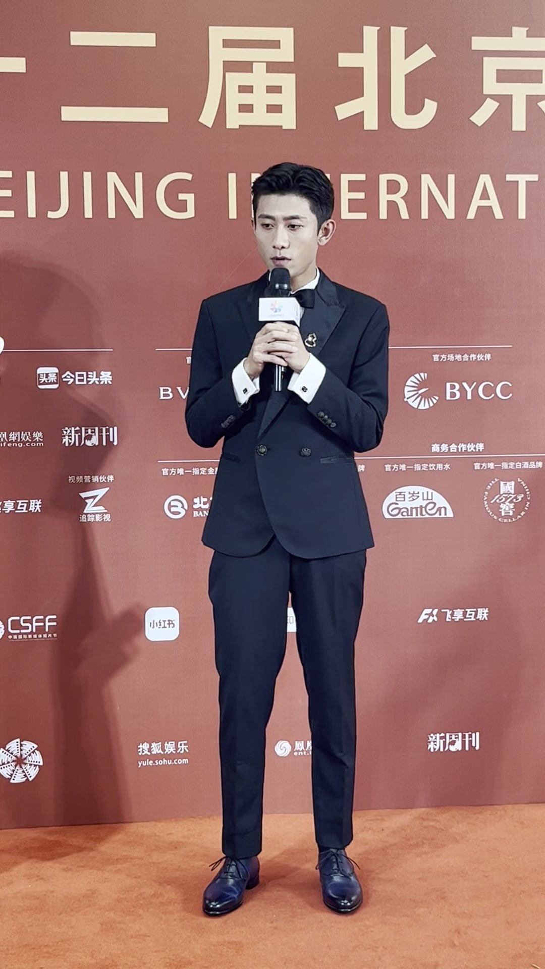 张一山出席北影节闭幕红毯,西装背头绅士感十足