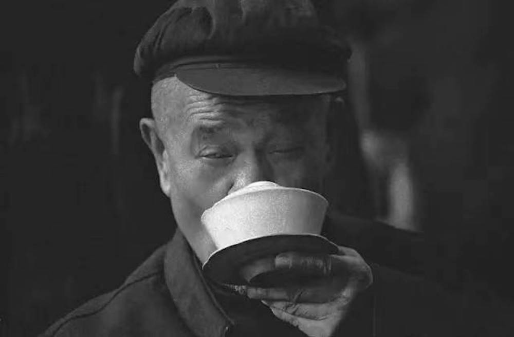 《盖碗茶》。陈锦1988年摄于成都。
