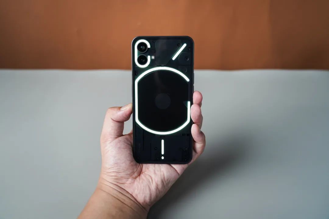 加价2000块!透明发光iPhone火遍全球 体验后劝你别买 第6张-心情说说 加价2000块!透明发光iPhone火遍全球 体验后劝你别买 第6张