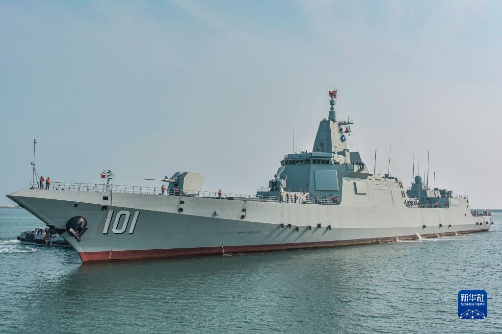 南昌舰训练结束后返港，准备靠泊码头（2021年10月24日摄）。新华社发（张枭 摄）