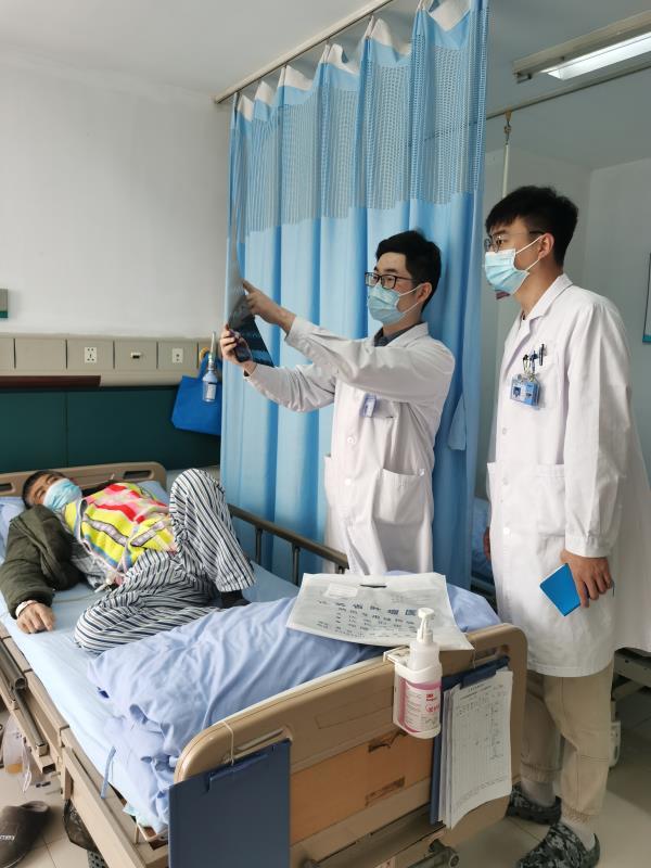 李潇（中）在查房