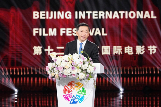 中宣部副部长、中央广播电视总台台长、第十二届北京国际电影节组委会主席慎海雄致辞并宣布开幕