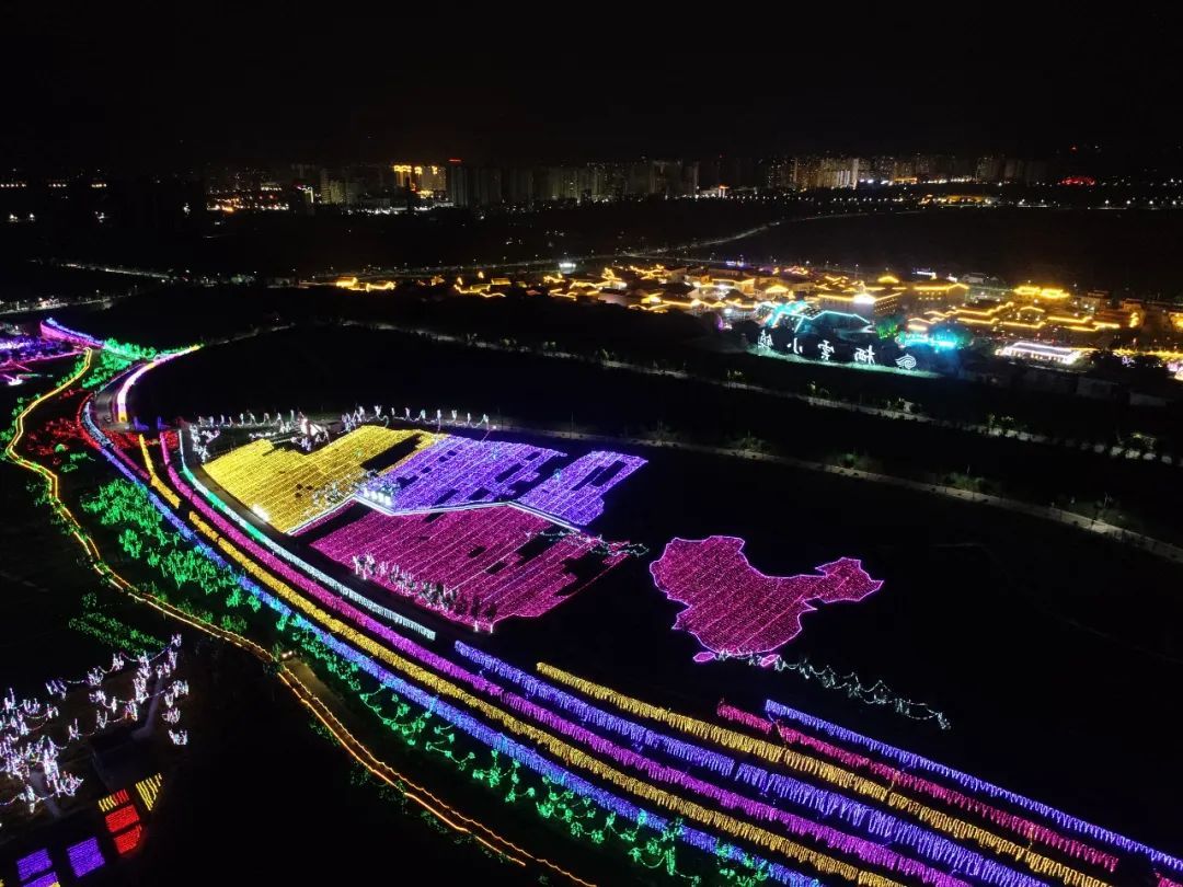 七彩灯光点亮千亩花海 栖云花田邀你赴约"光影盛宴"