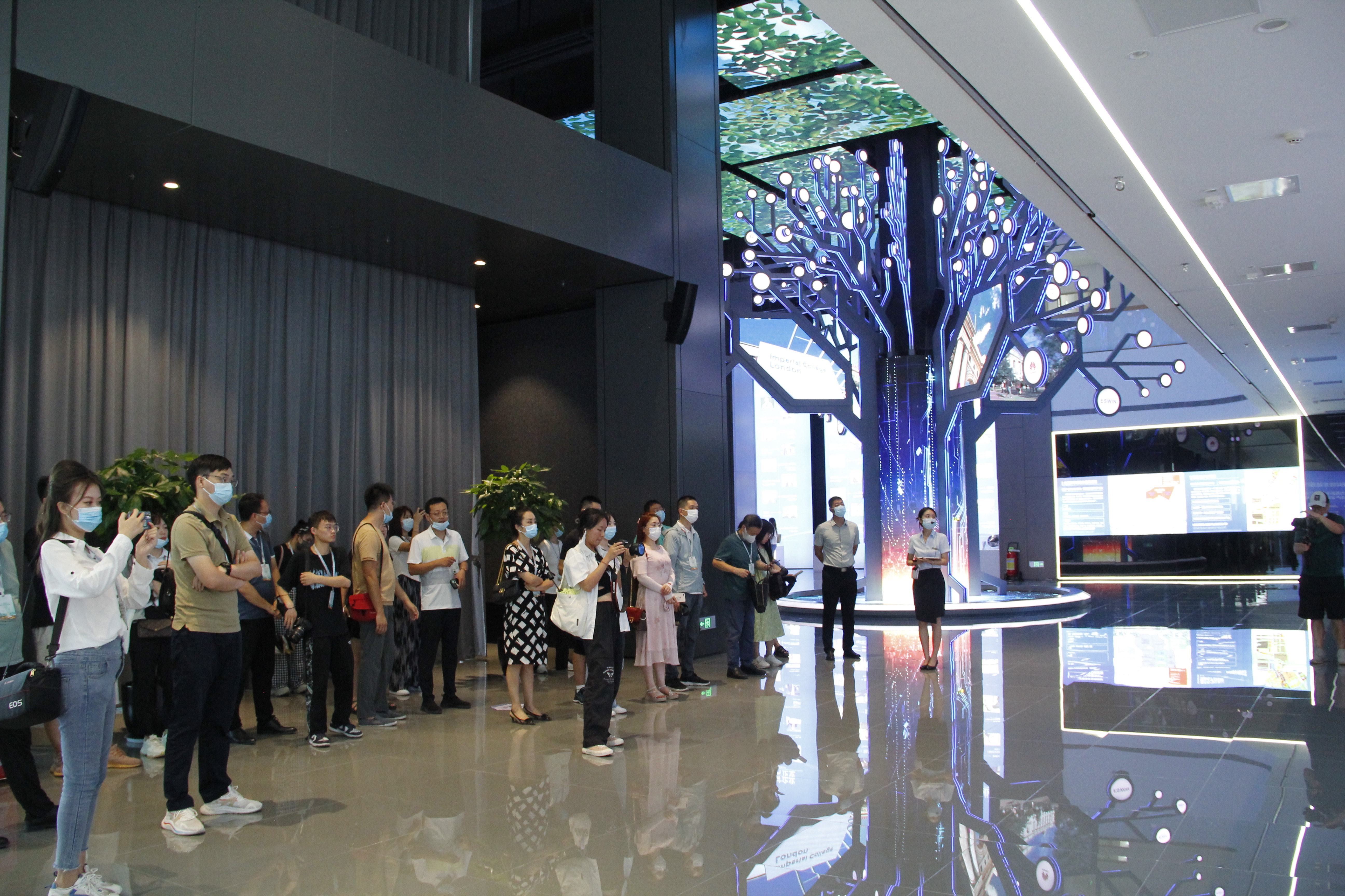 “丝路织纽带 携手向未来”2022全国网络媒体主题采访活动走进秦创原集成电路产业加速器