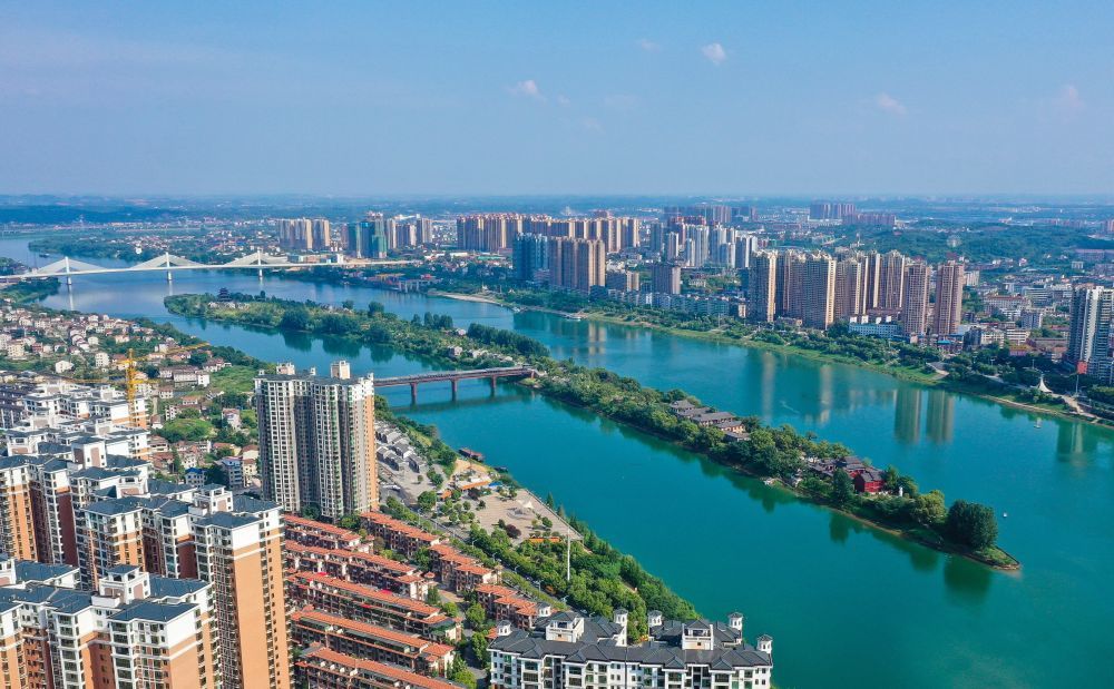 这是湖南省衡阳市湘江两岸景色（2020年7月15日摄）。新华社发（彭斌摄）