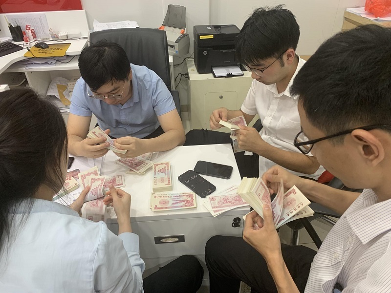 下,青年员工开始学习技能,就抓钞,点钞手法,捆钞手法进行了学习与训练