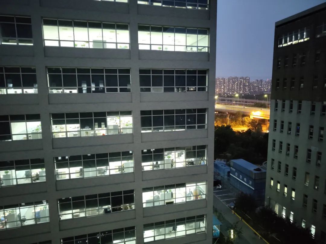 加价2000块!透明发光iPhone火遍全球 体验后劝你别买 第25张-心情说说 加价2000块!透明发光iPhone火遍全球 体验后劝你别买 第25张