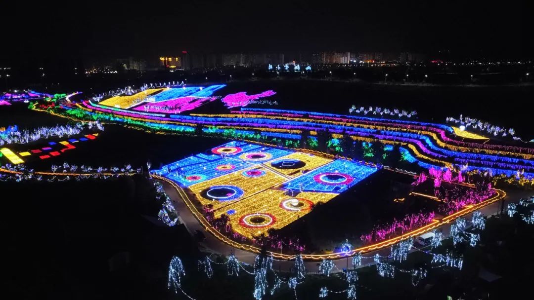 七彩灯光点亮千亩花海 栖云花田邀你赴约“光影盛宴”