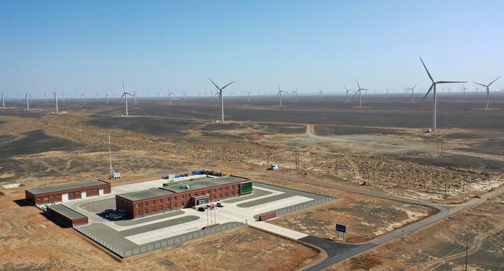 这是甘肃省酒泉市境内的风电基地（2022年4月16日摄，无人机照片） 新华社记者 陈斌 摄