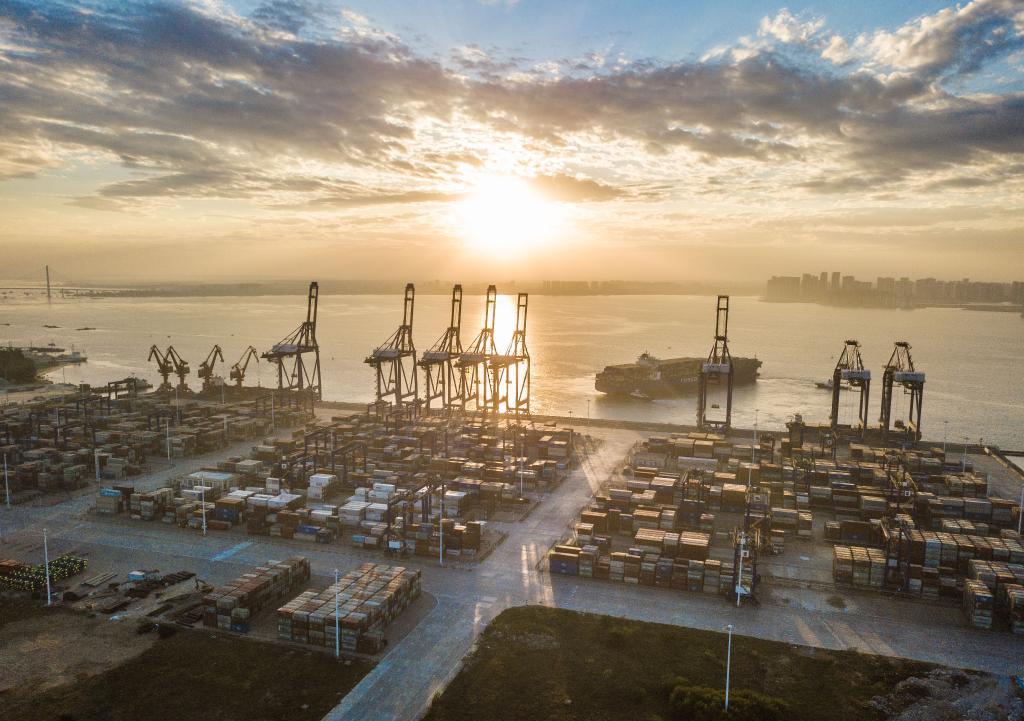 这是2021年12月5日清晨在海南洋浦经济开发区拍摄的海南自贸港建设重要的集装箱航运枢纽——洋浦国际集装箱码头（无人机照片）。（新华社记者 蒲晓旭 摄）