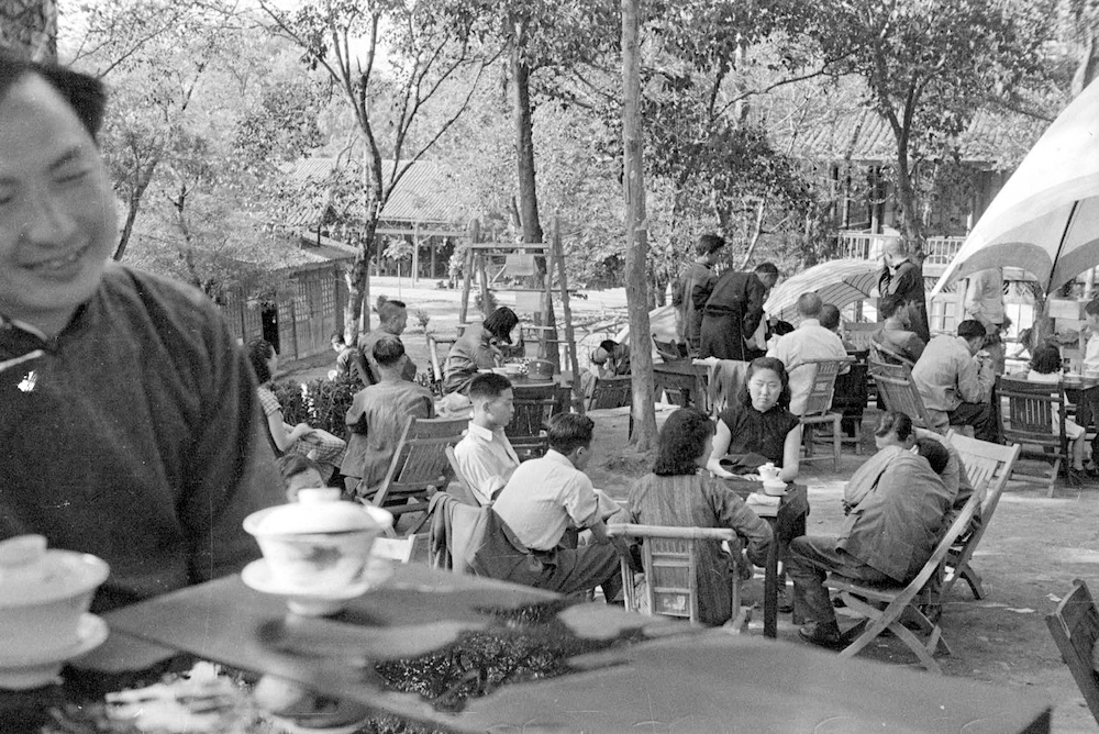 一个露天茶馆。李约瑟摄于1943年至1946年。英国剑桥大学李约瑟研究所（ Needham ResearchInstitute,  Cambridge University）惠允使用。