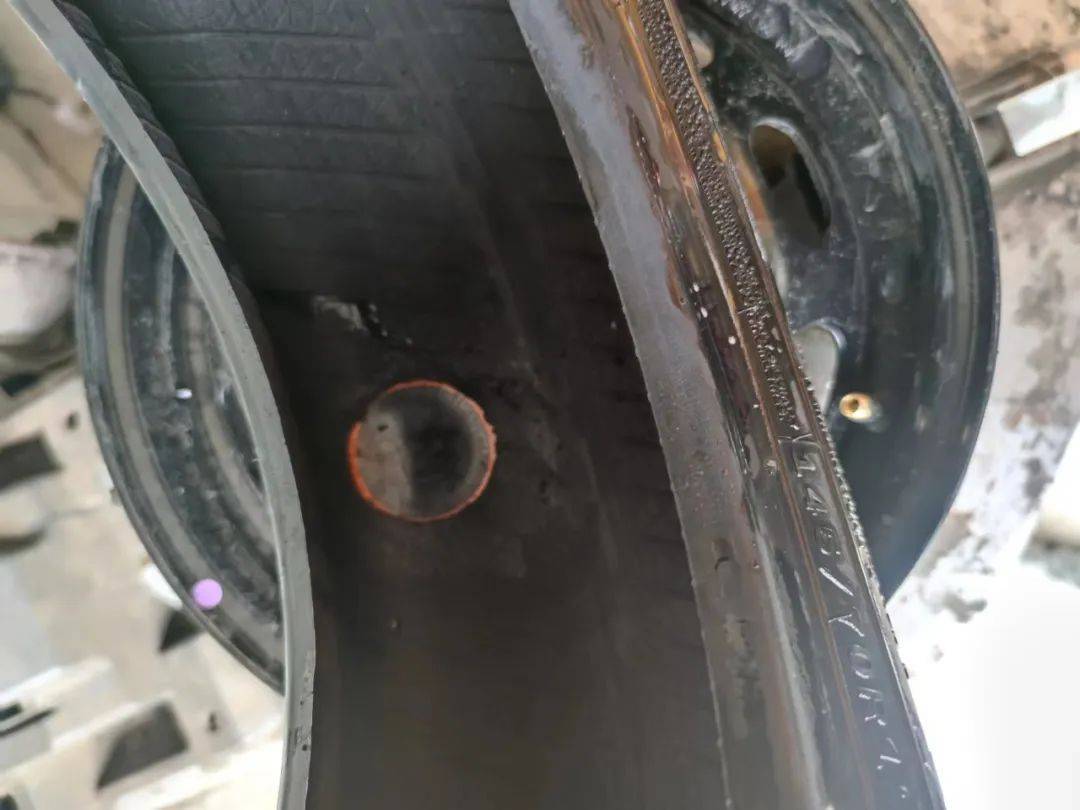 ▲潘先生的汽车左后方轮胎有损坏和修补痕迹（消费者供图）