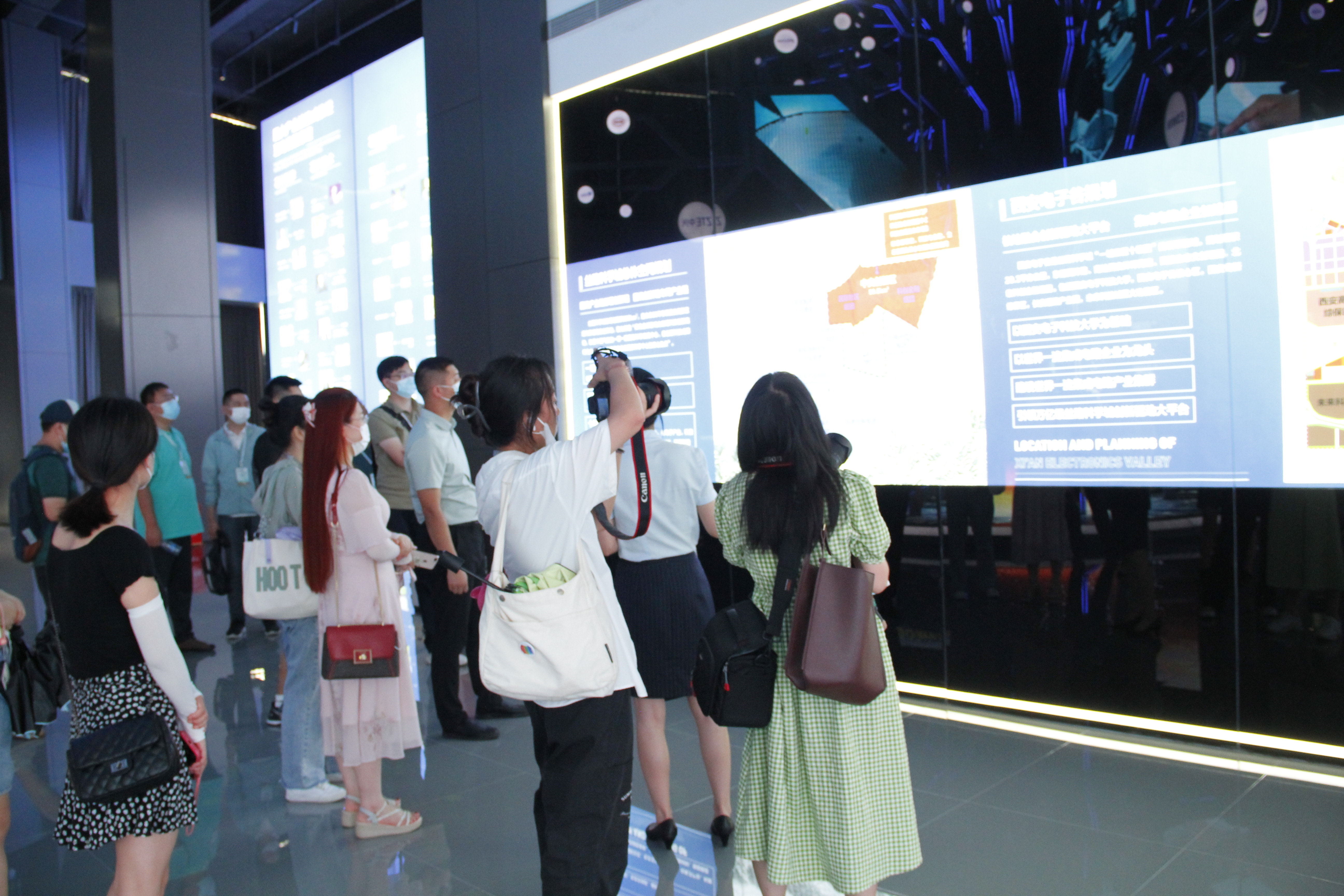 “丝路织纽带 携手向未来”2022全国网络媒体主题采访活动走进秦创原集成电路产业加速器