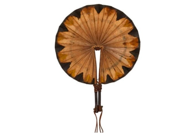 1897 年 2 月,英军从贝宁带走的一把扇子。