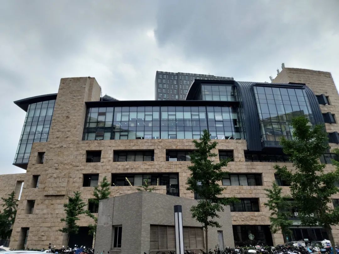 加价2000块!透明发光iPhone火遍全球 体验后劝你别买 第23张-心情说说 加价2000块!透明发光iPhone火遍全球 体验后劝你别买 第23张