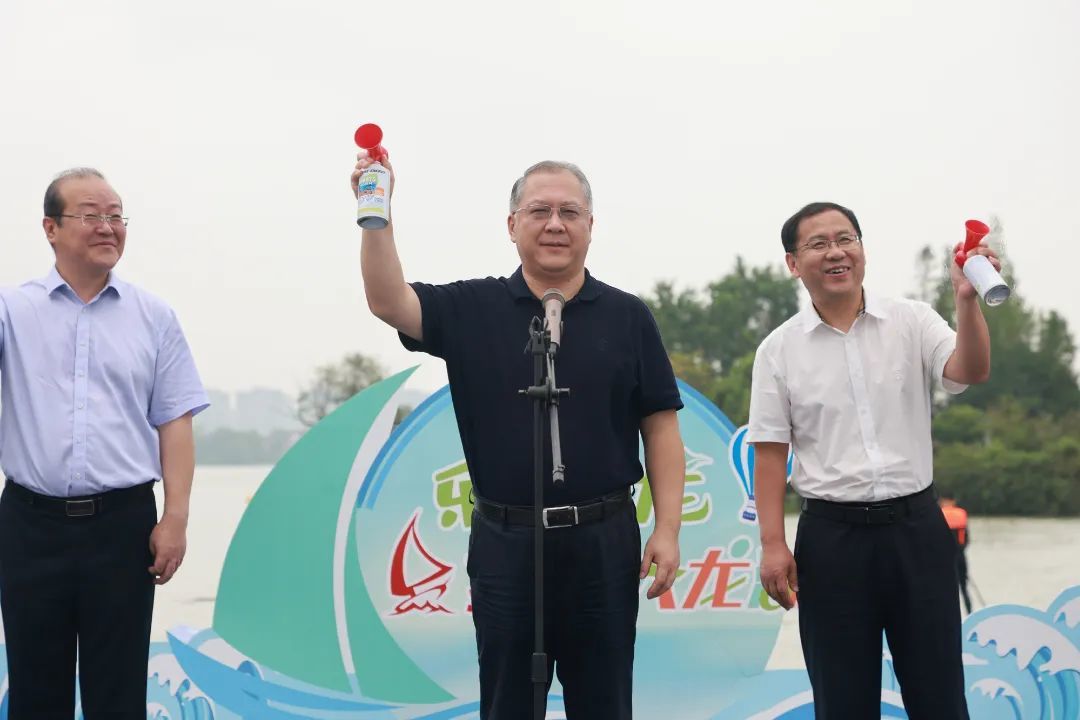 局长靖飞给运动节授旗,市体育局副局长吴南宁,副区长张楠,大龙湖旅游