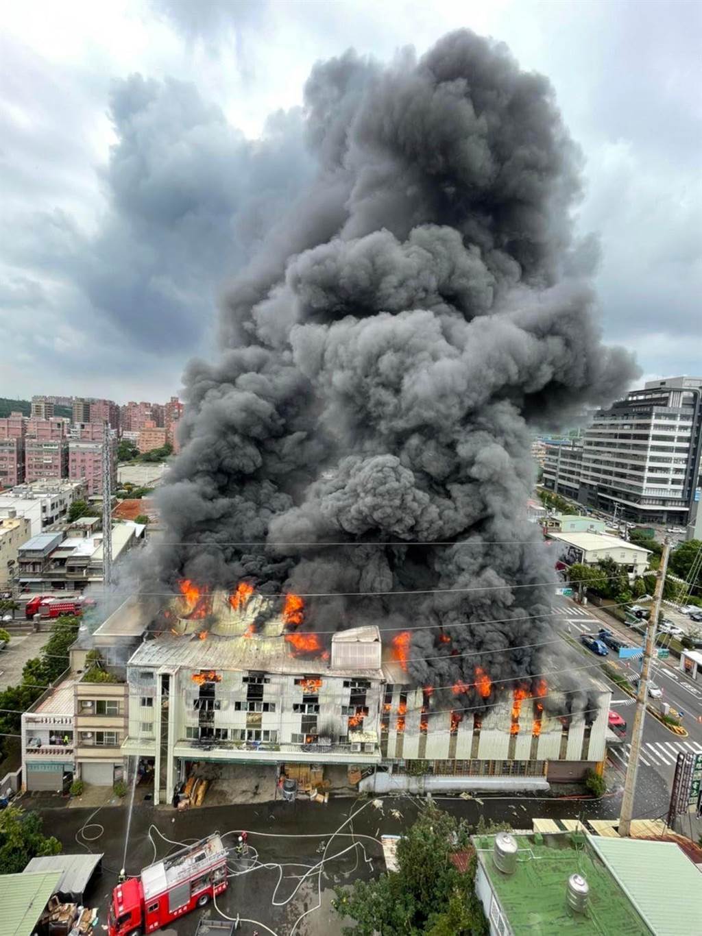 台湾桃园一仓库起火浓烟密布员工还原现场完全反应不及