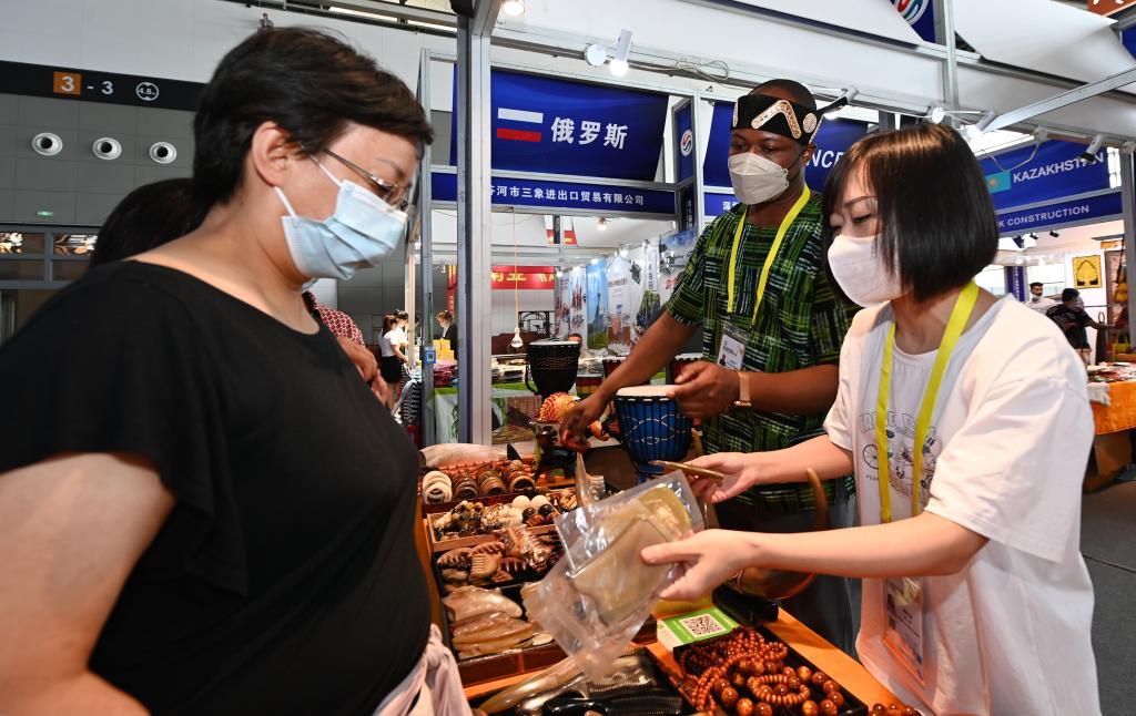 8月14日，参观者在西安国际会展中心国际馆加纳展位上了解当地特色产品。 新华社记者 李一博 摄