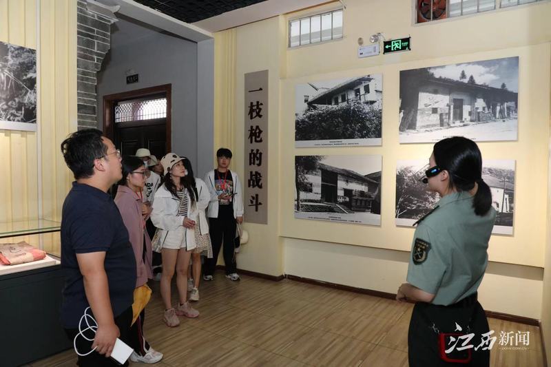 ▲采访团在馆内参观。摄影｜焦亮辉