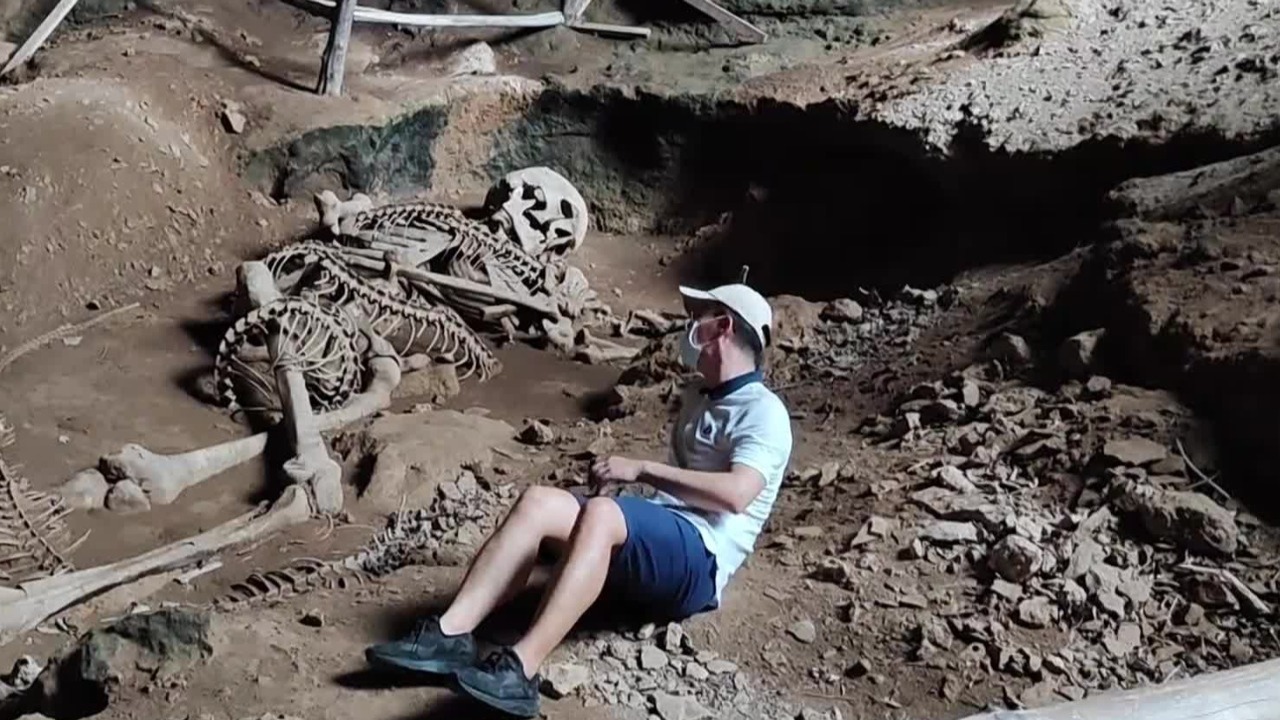 海外调查员到达发掘出巨人遗骸的山洞遗址，调查员对遗骸真实性心存疑问