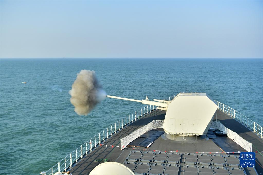 南昌舰组织主炮对海射击演练（2022年3月21日摄）。新华社发（杜江帆 摄）