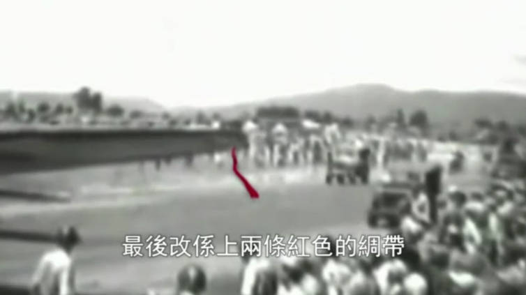 回顾日本投降事件：日军驾驶飞机投降时为何用红色布条？