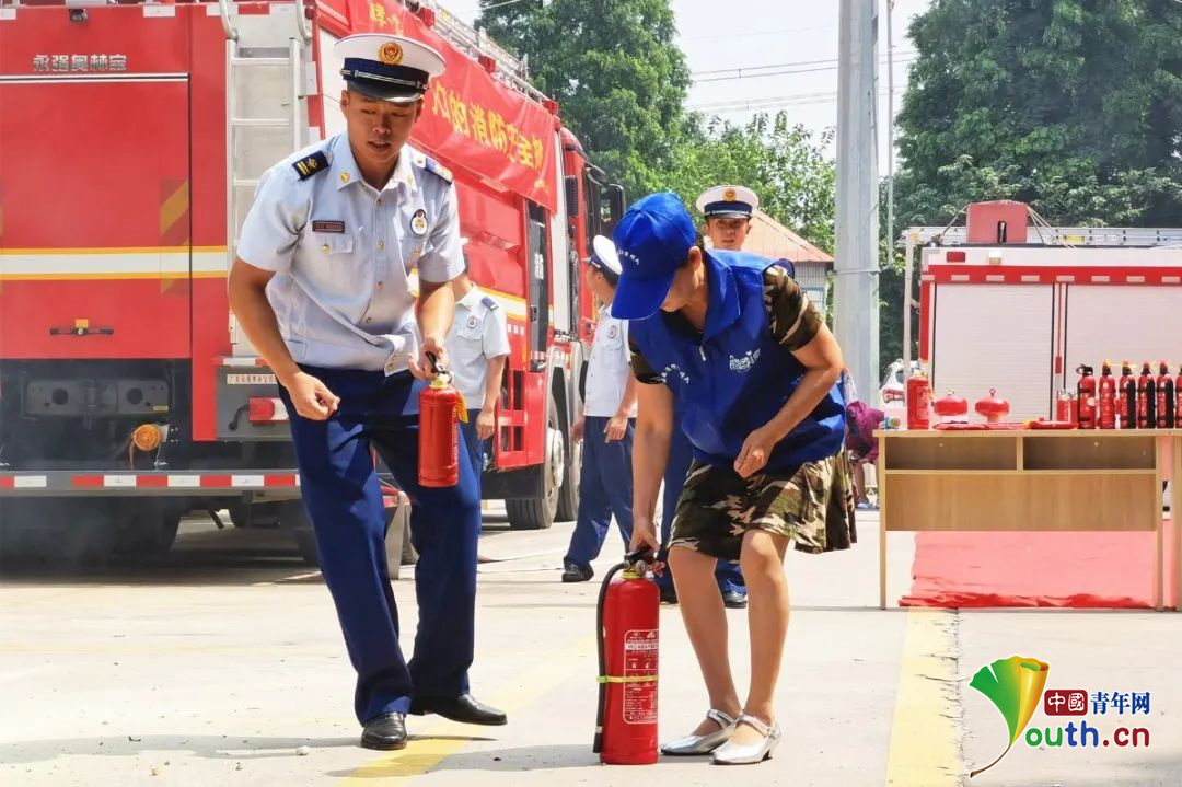 “妈妈消防宣传队”进行灭火器实操训练。南通消防救援支队 供图