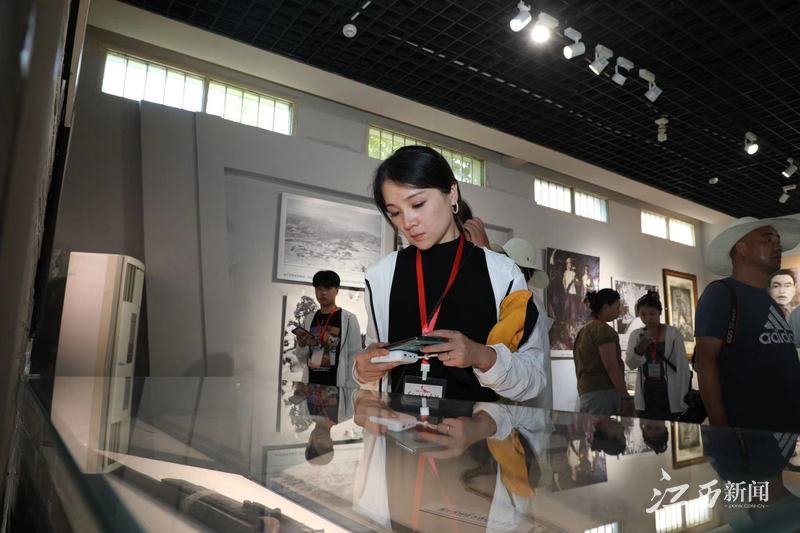 ▲采访团在馆内参观。摄影｜焦亮辉