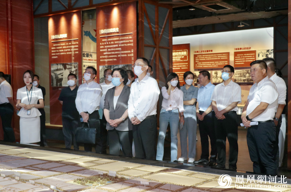 凤凰卫视董事局主席兼行政总裁徐威一行与石家庄市委常委、宣传部部长、统战部部长郭建亭在石家庄市进行参观交流