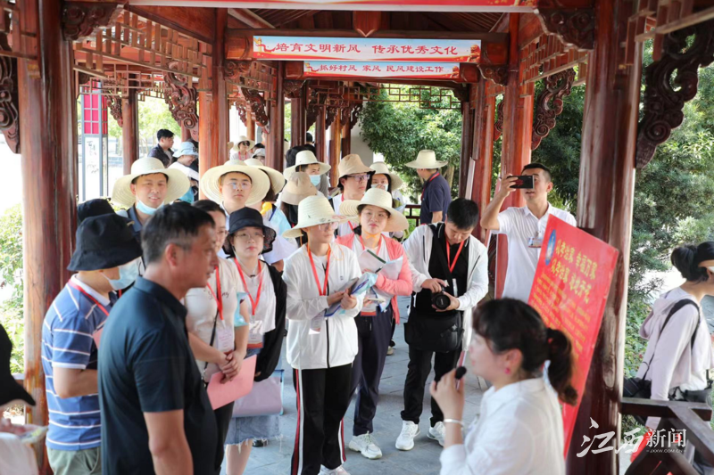 ▲采访团在铜鼓县大塅集镇社区参观。
