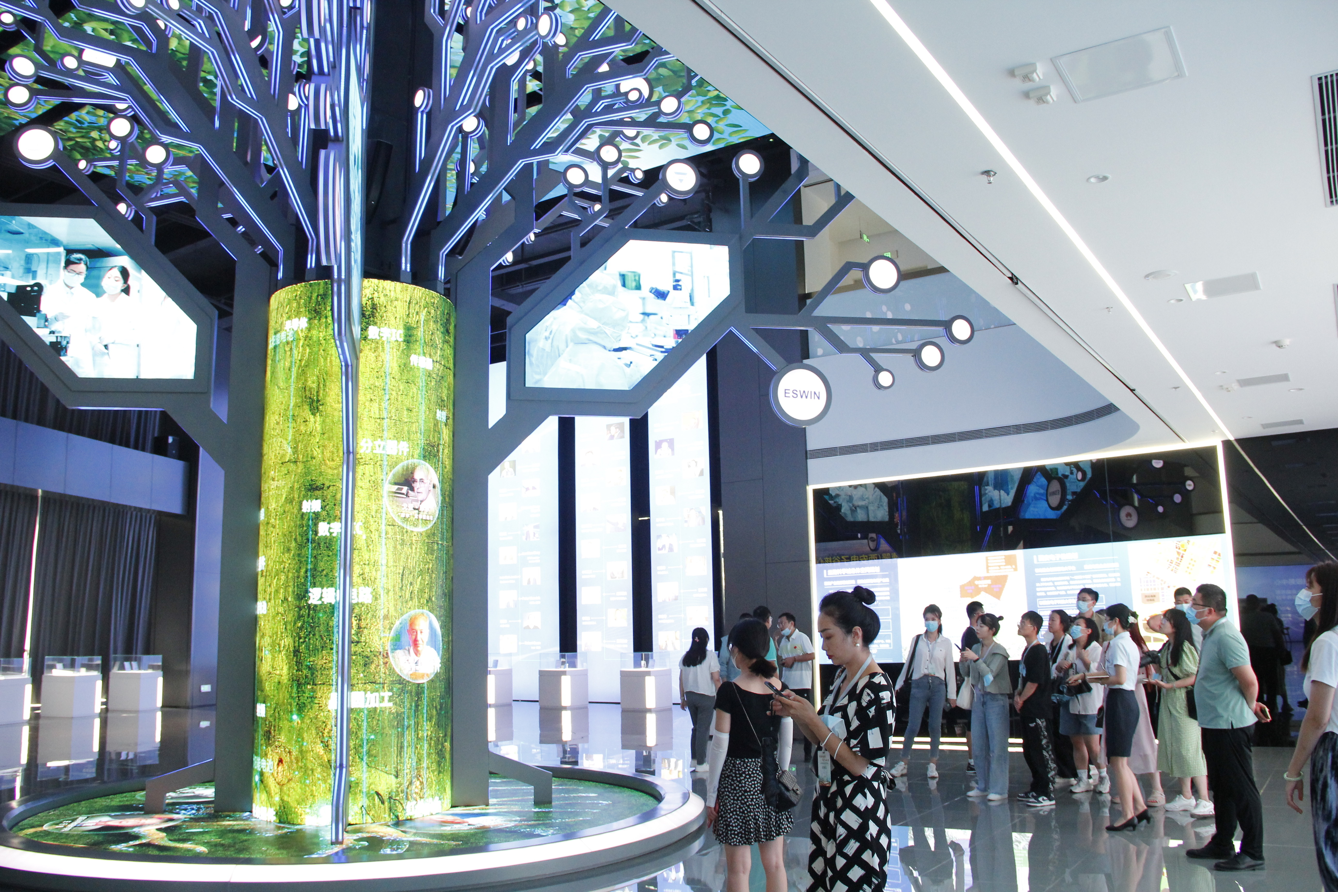 “丝路织纽带 携手向未来”2022全国网络媒体主题采访活动走进秦创原集成电路产业加速器