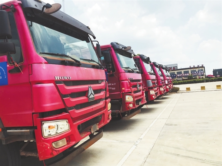 准备出口的二手商用车。 本报记者 蔡颖辉摄