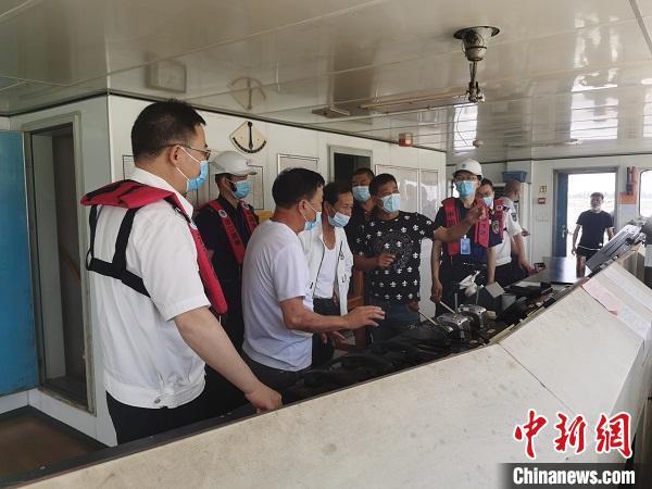 浙江：商渔船长互登轮面对面共话水上安全
