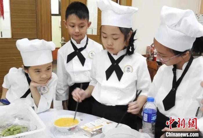 小朋友体验烹饪美食 顺德区委宣传部 供图