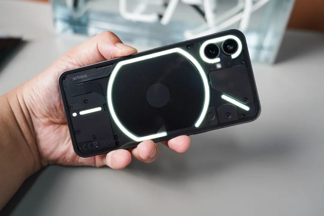 加价2000块!透明发光iPhone火遍全球 体验后劝你别买 第1张-心情说说 加价2000块!透明发光iPhone火遍全球 体验后劝你别买 第1张