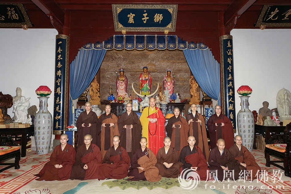合影留念(图片来源:凤凰网佛教 摄影:普陀山佛教协会)