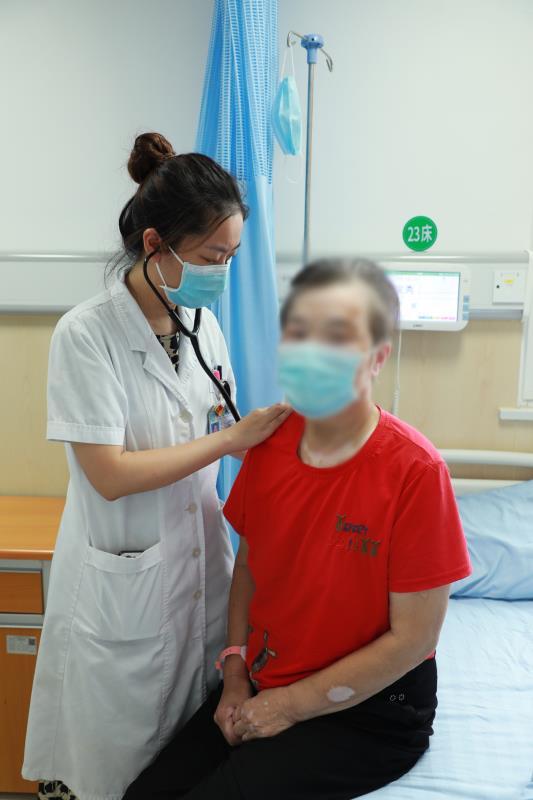 刘雅恬在为患者查体