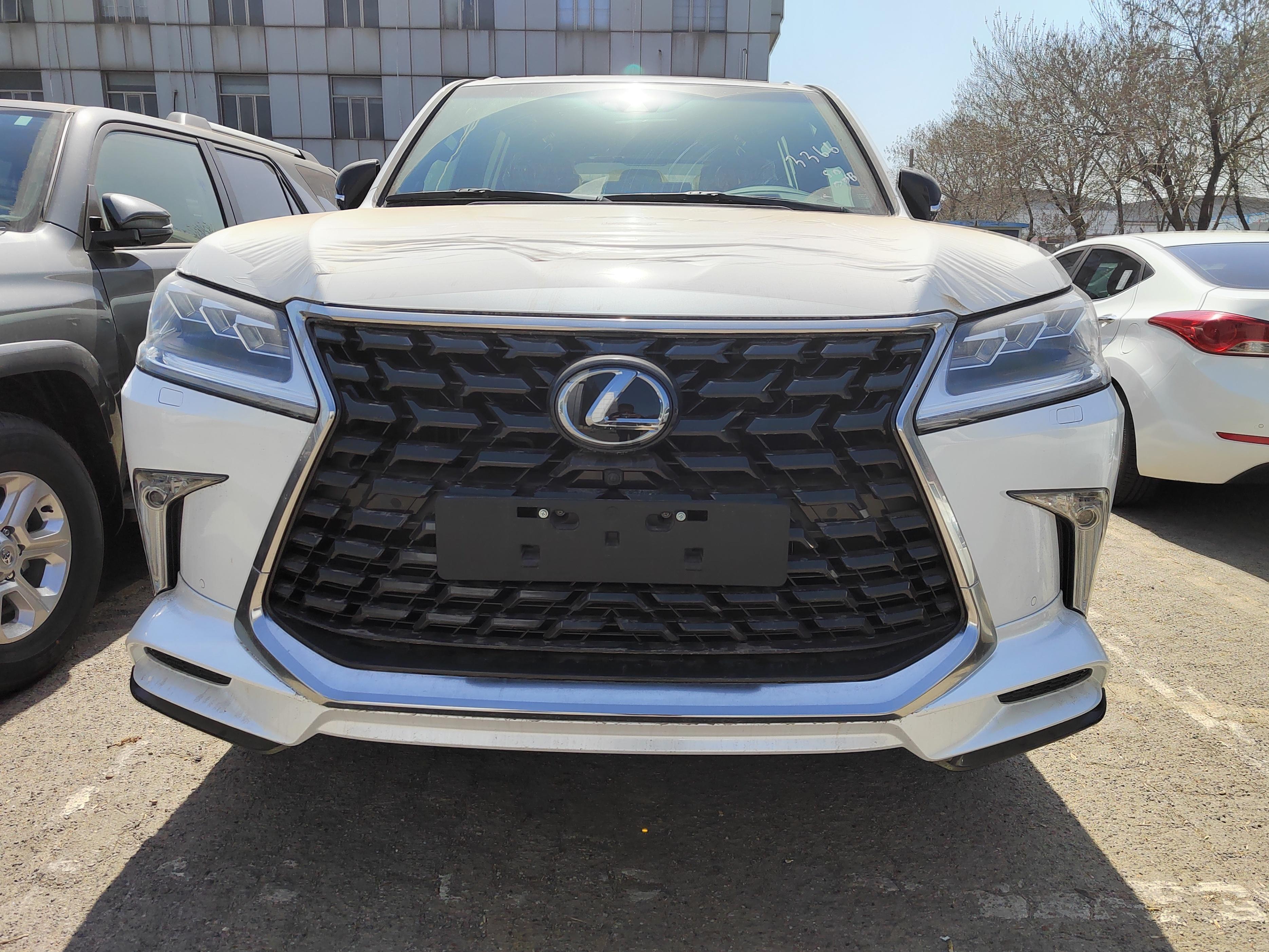 中东版2021款雷克萨斯lx570限量s版内饰上相较于普通版车型,显得更加